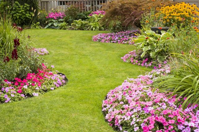 ogród romantyczny, rośliny w ogrodzie, jak urządzić ogród, ogród w stylu angielskim, aranżacje ogrodów, ogród swobodny 