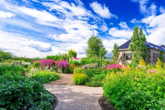 jak urządzić ogród, ogród w stylu angielskim, aranżacje ogrodów, ogród swobodny, ogród romantyczny, rośliny w ogrodzie 