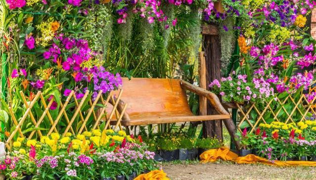 13 pomysłów na rabatę kwiatową do ogrodu w stylu swobodnym