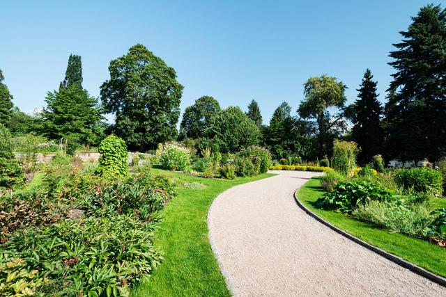 ogród w stylu angielskim, aranżacje ogrodów, ogród swobodny, ogród romantyczny, rośliny w ogrodzie, jak urządzić ogród 