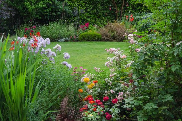 12 bajecznych ogrodów urządzonych w stylu angielskim