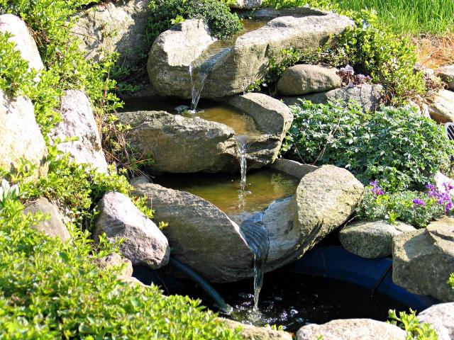 sztuczny potok, oczka wodne, woda w ogrodzie, kaskady, fontanny w ogrodzie, małe oczko wodne, dodatki do ogrodu 